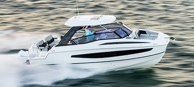 Aquila 36 driving on the water