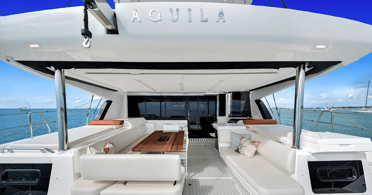 geräumiges Heckcockpit der Aquila 50 Sail