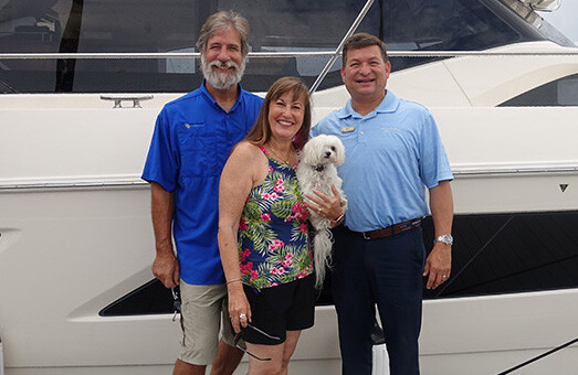 Larry und April Smith zusammen mit ihrer Hündin Abby, nach der ihr Boot benannt ist – „One Eye Dog“