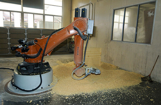 Eine Präzisionsschneidemaschine zum Schneiden von Materialien für einen Aquila-Motor-Katamaran