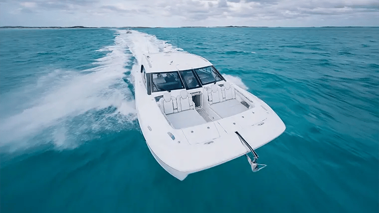 Catamarán a motor Aquila 42 Coupé