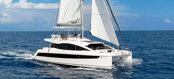A50SAIL-Exterior-Navegación-Velas-Izadas-Aquila50Sail-DRONE (221 de 275)-609x278