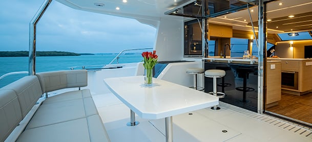 Vista interior del catamarán Aquila Power