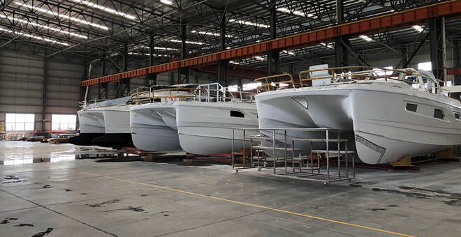Los catamaranes Aquila brillan en el almacén de la fábrica