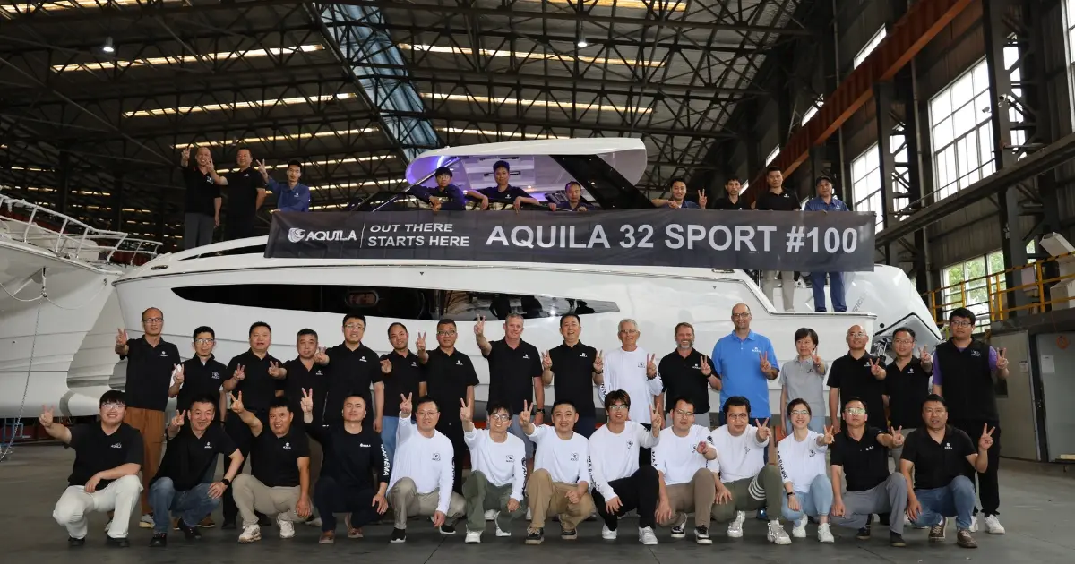 Aquila celebra el hito de su catamarán a motor «32 Sport» número 100
