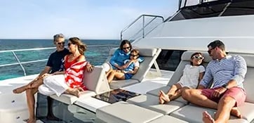 Une famille à la proue d'un yacht