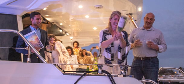 Les propriétaires de l'Aquila à bord de leur yacht