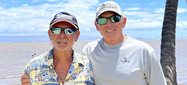Deux hommes portant des lunettes de soleil qui regardent l'objectif