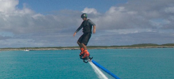 une personne utilisant un flyboard à réaction au-dessus de l'eau