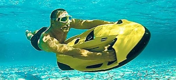 une personne utilisant un Seabob sous l'eau