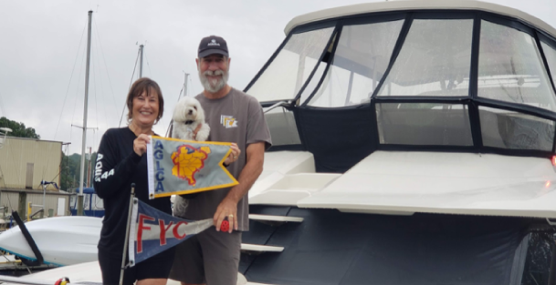 Larry et April devant leur Aquila 44 