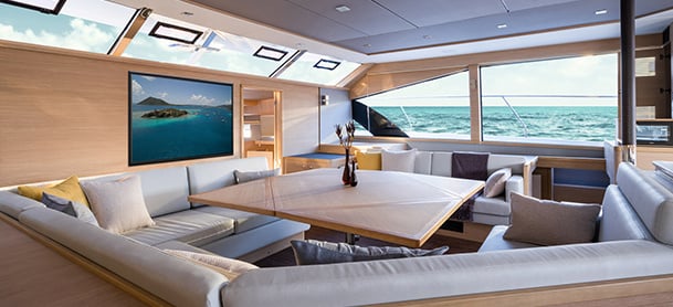 Vue intérieure du catamaran Aquila
