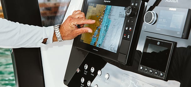 person zooming in on the map on Aquila 28 Molokai