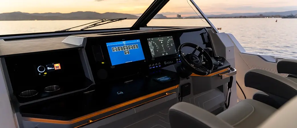 Aquila 35 Sport — Postazione di comando