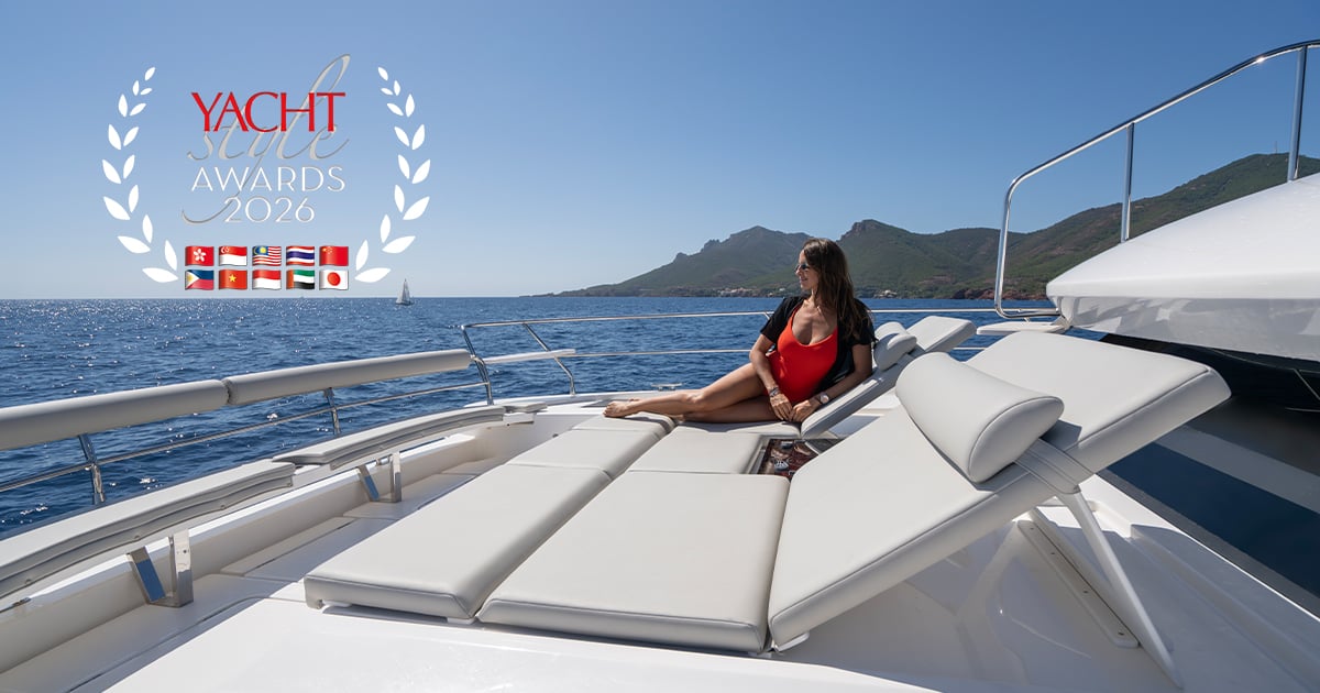signora sdraiata a prua dello yacht Aquila 46