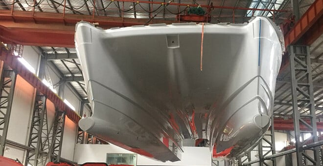 Scafo dell’Aquila sostenuto dalle attrezzature di velatura in fabbrica
