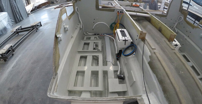 La costruzione dello scafo di un catamarano a motore Aquila