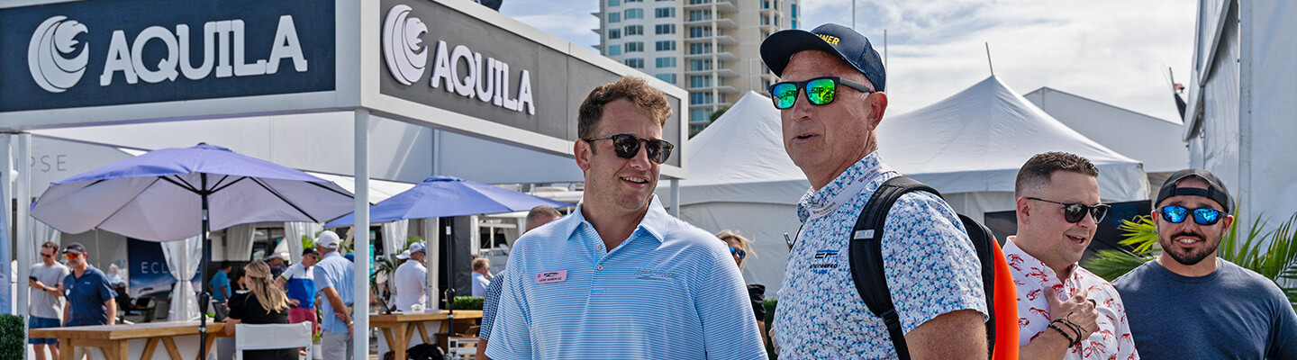 Cliente e membro dello staff allo stand del Salone Nautico Internazionale di Fort Lauderdale